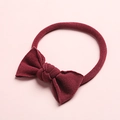 Détail d'un bandeau bébé en nylon rouge foncé avec nœud en maille côtelée - Bordeaux