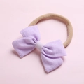 Détail du nœud en lin violet sur un bandeau élastique souple pour bébé - Violet