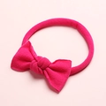 Gros plan sur un bandeau extensible rose vif pour bébé avec un détail de nœud doux - Rose Rouge