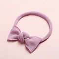 Bandeau bébé en nylon souple violet lilas avec nœud sur fond rose pastel doux - Violet Taro