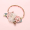 Détail d'un bandeau bébé avec fleurs en dentelle rose, perles et ruban élastique - Perle Satin Dentelle Rose Blanc (36)