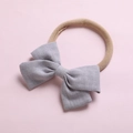 Détail du nœud en lin gris clair et du bandeau souple en nylon pour les nourrissons - Gris Clair
