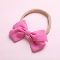 Détail du bandeau bébé avec nœud rose en tissu doux et ruban en nylon élastique - Rouge Rose