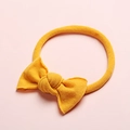 Détail d'un bandeau à nœud jaune vif pour bébé fabriqué en nylon sans couture doux - Jaune Vif