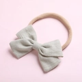 Détail du nœud en lin gris doux pour bandeau de bébé avec bande en nylon extensible - Gris Vert