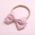 Détail du nœud en lin rose sur bandeau en nylon souple pour bébé accessoire de cheveux doux - Rose Peau