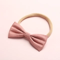 Dettaglio del fiocco in lino rosa e della fascia morbida in nylon per neonati su rosa - 14-Lotus Pink