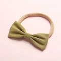 Dettaglio del fiocco in lino verde oliva sulla fascia per neonati in nylon morbido - 15-Olive Green