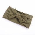 Olijfgroene baby haarband met grote zachte nylon strik op een witte achtergrond - Legergroen
