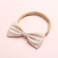 Dettaglio della fascia per neonata con fiocco in lino beige e cinturino in nylon rosa - 3-Beige