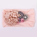 Détail de fleurs en tissu faites à la main et perle sur un bandeau pour bébé - Pêche (#5)