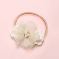Detailansicht handgefertigter cremefarbener Stoffblumen mit Perlen auf weichem Baby-Stirnband - Creme Gaze Perle Blumencluster (4)