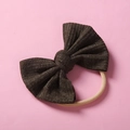 Détail d'un bandeau bébé avec nœud en tricot côtelé marron foncé et élastique nylon - Brun Foncé (#17)