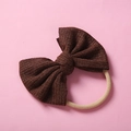 Détail d'un bandeau pour bébé marron foncé avec nœud côtelé et élastique en nylon beige souple - Taille #16