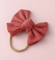 Gros plan d'un grand nœud en tissu côtelé rose corail sur un bandeau souple pour bébé - Coral Pink (#14)