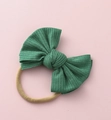 Détail de la maille côtelée d'un nœud bébé vert foncé avec bandeau en nylon - #7
