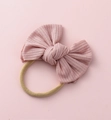 Détail du bandeau pour bébé avec nœud en tissu rose côtelé et sangle en nylon élastique - Rose (#13)