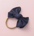 Gros plan sur un nœud en tricot bleu marine pour bébé avec un bandeau beige élastique - Bleu Foncé (#10)