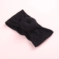 Bandeau bébé noir en maille torsadée avec un nœud donut élégant sur fond rose poudré - Noir