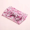 Détail du bandeau en nylon doux pour bébé avec un grand nœud à motif floral rose vif - Fleuri Rose Rouge