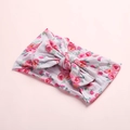Baby-Stirnband mit Blumenmuster und großer Schleife aus weichem lila Nylon-Stoff - Weißer Hintergrund Rosa Blumen