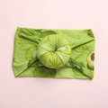 Detaillierte Makroansicht vom grünen Baby-Stirnband mit Fruchtdruck und Donut-Knoten - Limette Avocado
