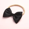 Dettaglio di una fascia con fiocco in raso nero ed elastico in nylon per neonati - Nero (1)