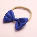 Dettaglio della fascia per neonati con fiocco in raso blu reale e morbida fascia in nylon - Blu Reale (3)