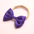 Vista dettagliata della fascia neonata con fiocco di raso viola su nylon elastico - Viola(4)