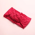 Dettaglio della fascia in nylon rosso a pois bianchi con nodo intrecciato alla moda - Rosso Scuro