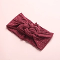 Détail macro du tissu en maille rouge vin avec pois blancs et design de nœud torsadé - Rouge Vin