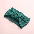 Détail du bandeau bébé vert foncé à pois blancs avec un grand nœud tressé élégant - Vert Encre