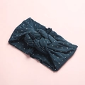 Détail du bandeau en nylon bleu foncé avec nœud et imprimé à pois argentés - Bleu Encre