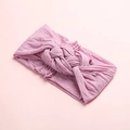 Détail du bandeau en nylon rose à pois avec maille douce et design à nœud torsadé - Violet Taro