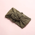 Détail du bandeau en nylon vert olive à pois blancs avec un nœud torsadé sur le dessus - 12 Vert Armée