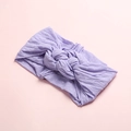 Détail d'un bandeau bébé en maille lavande avec pois blancs et nœud torsadé - Violet