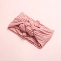 Détail d'un bandeau large noué rose à pois en tissu de maille doux et souple - Rose Foncé