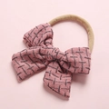 Dettaglio fascia per neonati con fiocco rosa a quadretti grigi e banda in nylon - 3-Plaid Rosa Chiaro