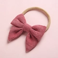 Dettaglio del fiocco in velluto a coste rosa su fascia neonato in nylon elasticizzato - Rosa Chiaro (3)