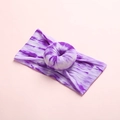 Fascia neonato bohémien tie-dye viola con design a ciambella 3D su sfondo rosa chiaro - Stile Tie-dye Viola (1)
