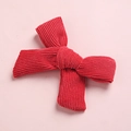 Detalle de los lazos para el cabello en pana roja con textura de tela de pana acanalada - Rojo (2)