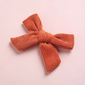 Detalle de lazo para el pelo de pana naranja hecho a mano con textura suave de costilla - Rojo Ladrillo (4)