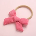 Détail d'un nœud en velours côtelé rose et bandeau élastique en nylon pour bébé - Rose (6)