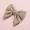 Détail de la barrette à nœud en velours côtelé beige montrant la texture et la finition - Beige Clair