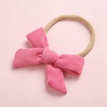 Détail d'un nœud en velours côtelé rose avec bandeau en nylon souple et élastique pour bébé - Rose Foncé (7)