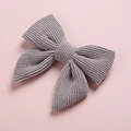 Vue détaillée de la texture du tissu en velours côtelé gris sur un nœud pour cheveux - Gris