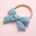 Détail du nœud en velours côtelé bleu ciel sur bandeau élastique pour bébé - Bleu Ciel (11)