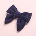 Vue détaillée d'une barrette noeud en velours côtelé bleu marine avec texture striée - Bleu foncé