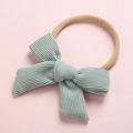 Détail du nœud en velours côtelé bleu menthe sur bandeau bébé en nylon souple et rose - Bleu Pâle (16)