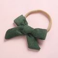 Détail du nœud en velours côtelé vert foncé sur un bandeau souple en nylon pour bébé - Vert Foncé (18)